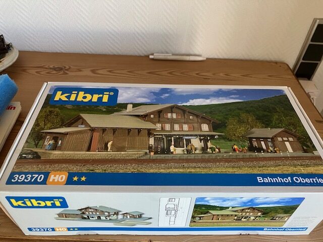 KIBRI  39370 Bahnhof Oberried H0  32-61x 16 x 12,5 cm Ny i Æske.