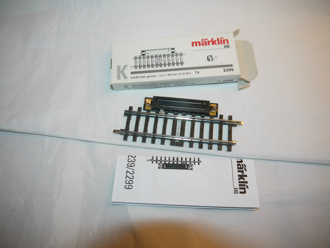 UDSOLGT Märklin 2299 K skinne Kontaktspor 1/2 skinne 90mm lige Ny i æske.H0 AC