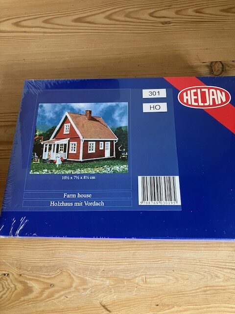 Heljan 301 Træhus Med veranda Nyt Byggesæt H0 10,5x7,5x8,5 cm .