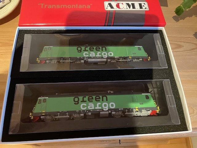 TILBUD  ACME 65209 Lokomotivsæt Green Cargo Mb 4001,Mb 4002 AC Begge med mfx den ene dummy H0