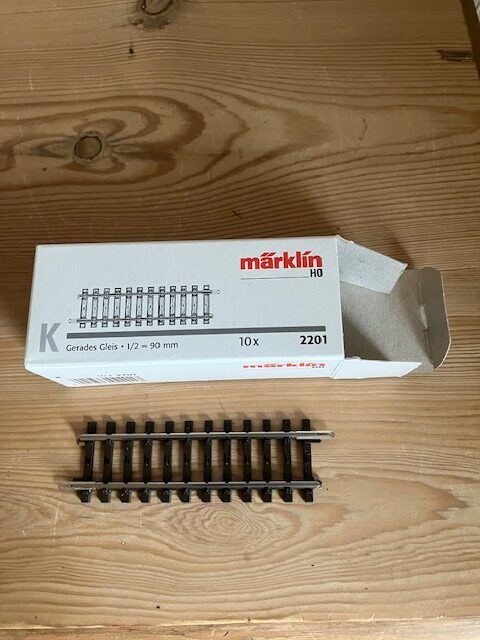 Märklin 2201 K skinne halv lige 90 mm Ny . Pris pr stk. H0 AC.