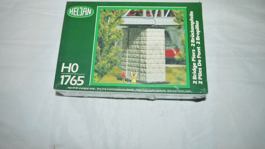 Heljan 1765 2 Bropiller 8x3x8 cm Nyt i Byggesæt. Før 130 Kr
