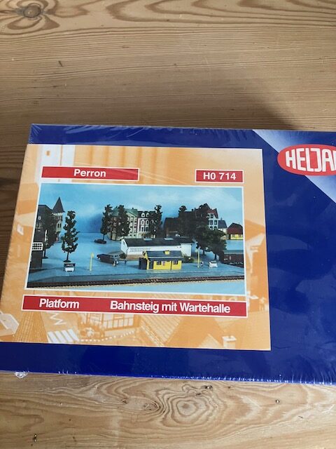 Heljan 714 Perron Med Ventesal Nyt Byggesæt H0. 60x9x6,5 cm