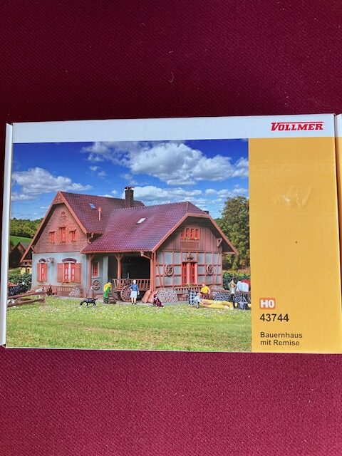 Vollmer 43744 Bondehus med Garage H0 20,5x12,5x12 cm.