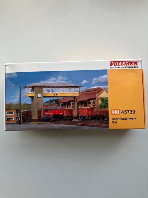 Vollmer 45739 H0 Komandopost til Banen. Nyt Byggesætn19,5x8 cm.