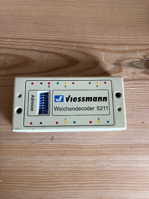 Viessmann 5211 Dekoder for omskiftning af op til 4 Märklin sporskifter, signaler eller 8 afkoblingsskinner.