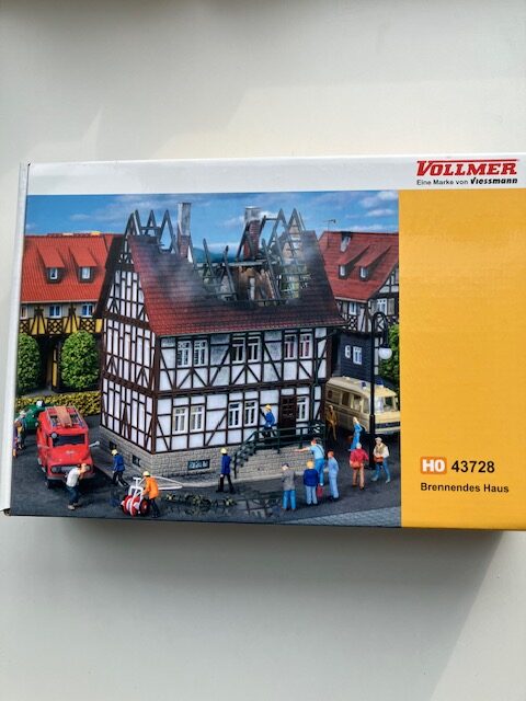 Vollmer 43728 Brændende Hus Byggesæt 12x10x14 cm  H0 Nyt