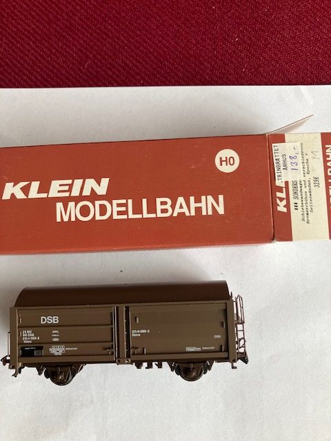 Klein 329 E  DSB 211 4 085-2 Brun Godsvogn. Som Ny fra samling. H0.