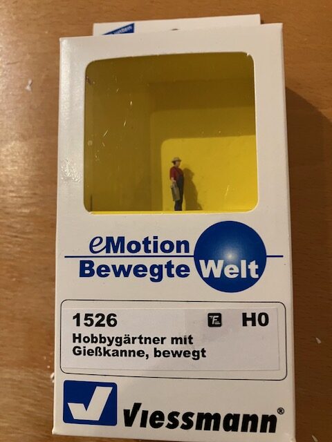 Viessmann 1526 Bevægelig Gartner med Vandkande NY H0.